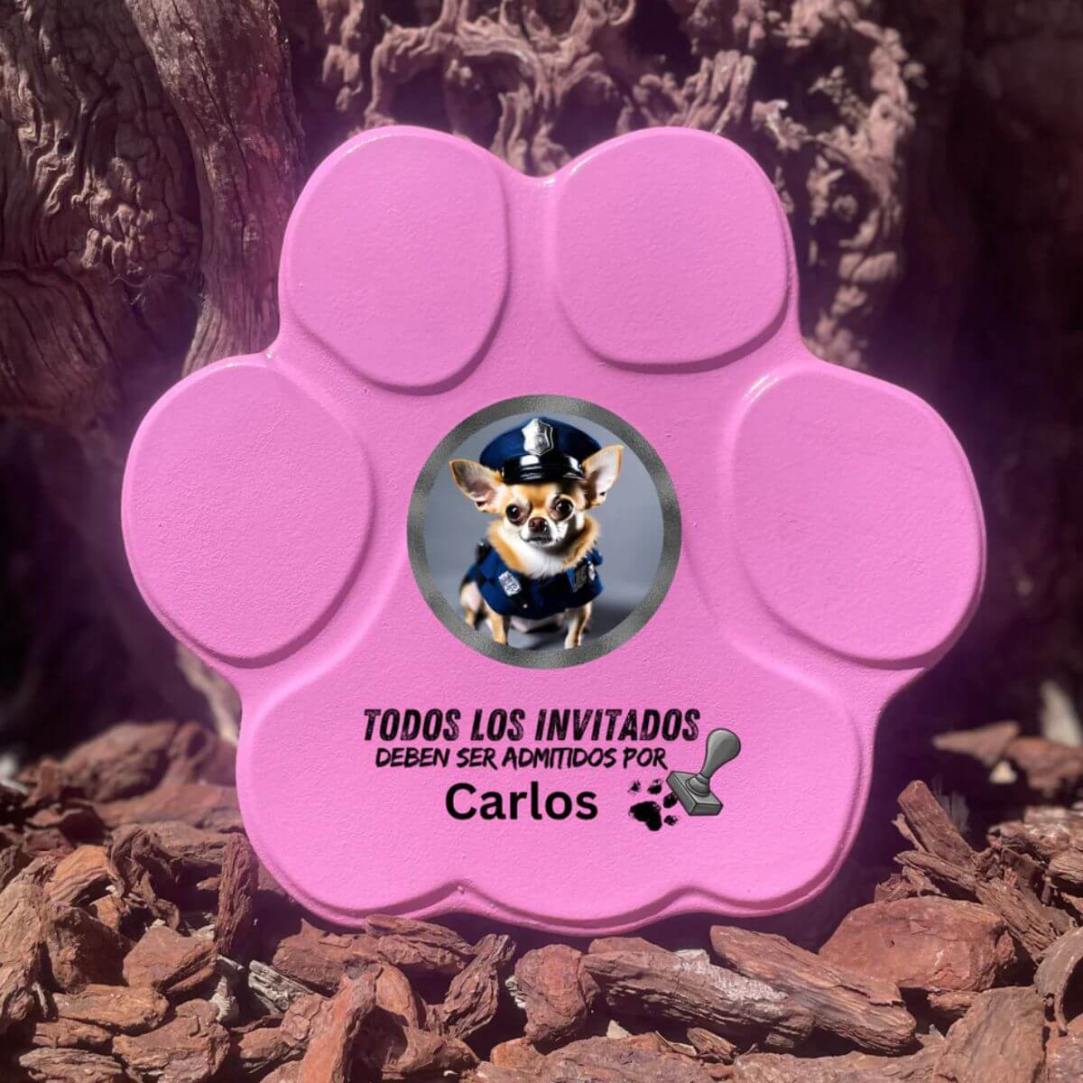 Placa divertida con frase “Todos los invitados deben ser admitidos por...”, tamaño mediano, color rosa, sin soporte

