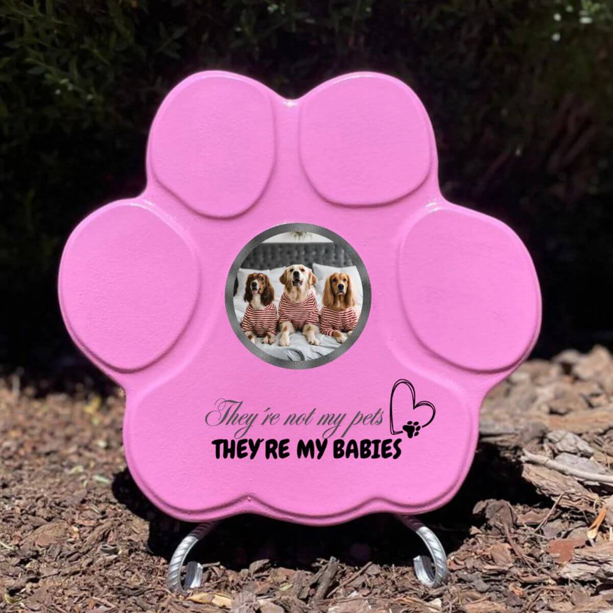 Placa personalizada para mascota mediana rosa con foto y frase “They’re not my pets, they’re my babies”, con soporte