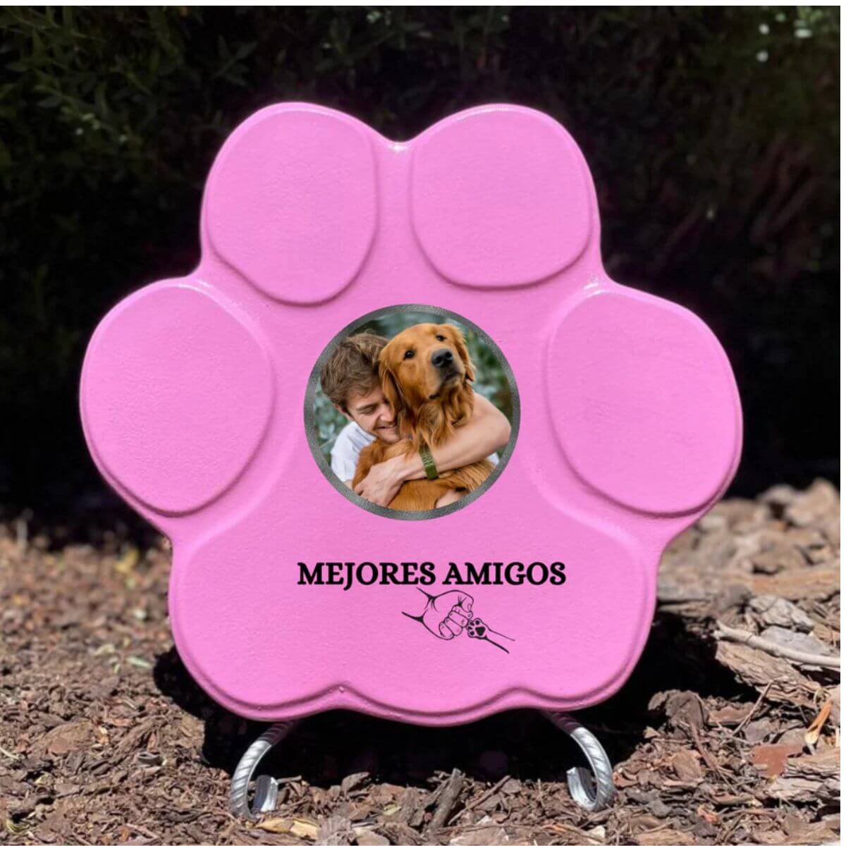 Huella de piedra personalizada mediano rosa con soporte, foto de un hombre con su perro y la frase "Mejores Amigos".