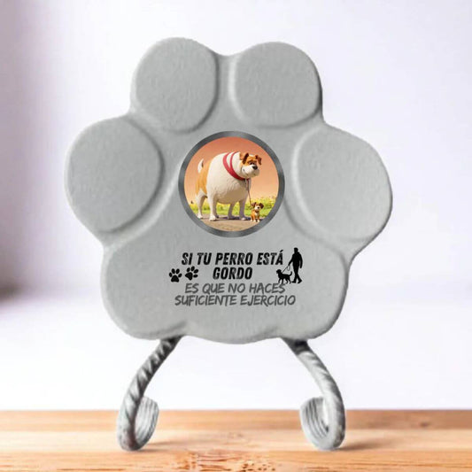 Placa divertida con frase “Si tu perro está gordo”, huella pequeña, color gris, con soporte