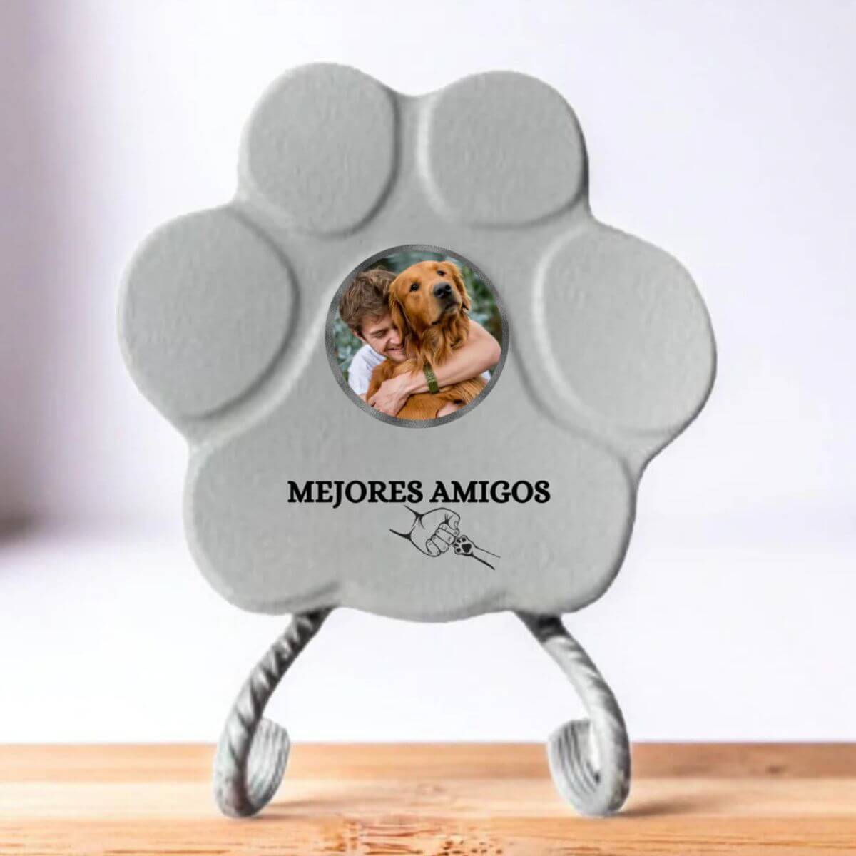 Huella de piedra personalizada pequeña gris con soporte, foto de un hombre con su perro y la frase "Mejores Amigos".