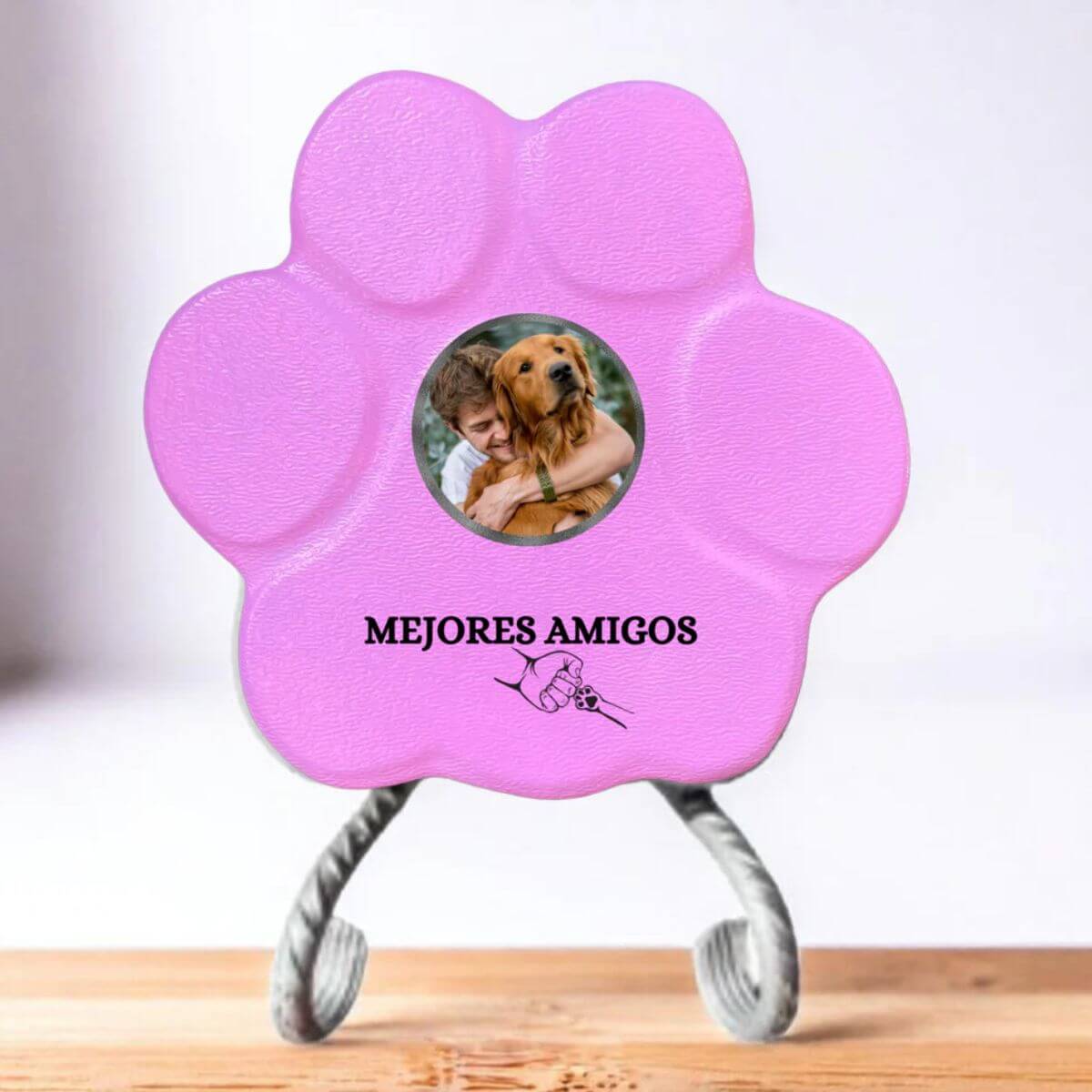 Huella de piedra personalizada pequeña rosa con soporte, foto de un hombre con su perro y la frase "Mejores Amigos".