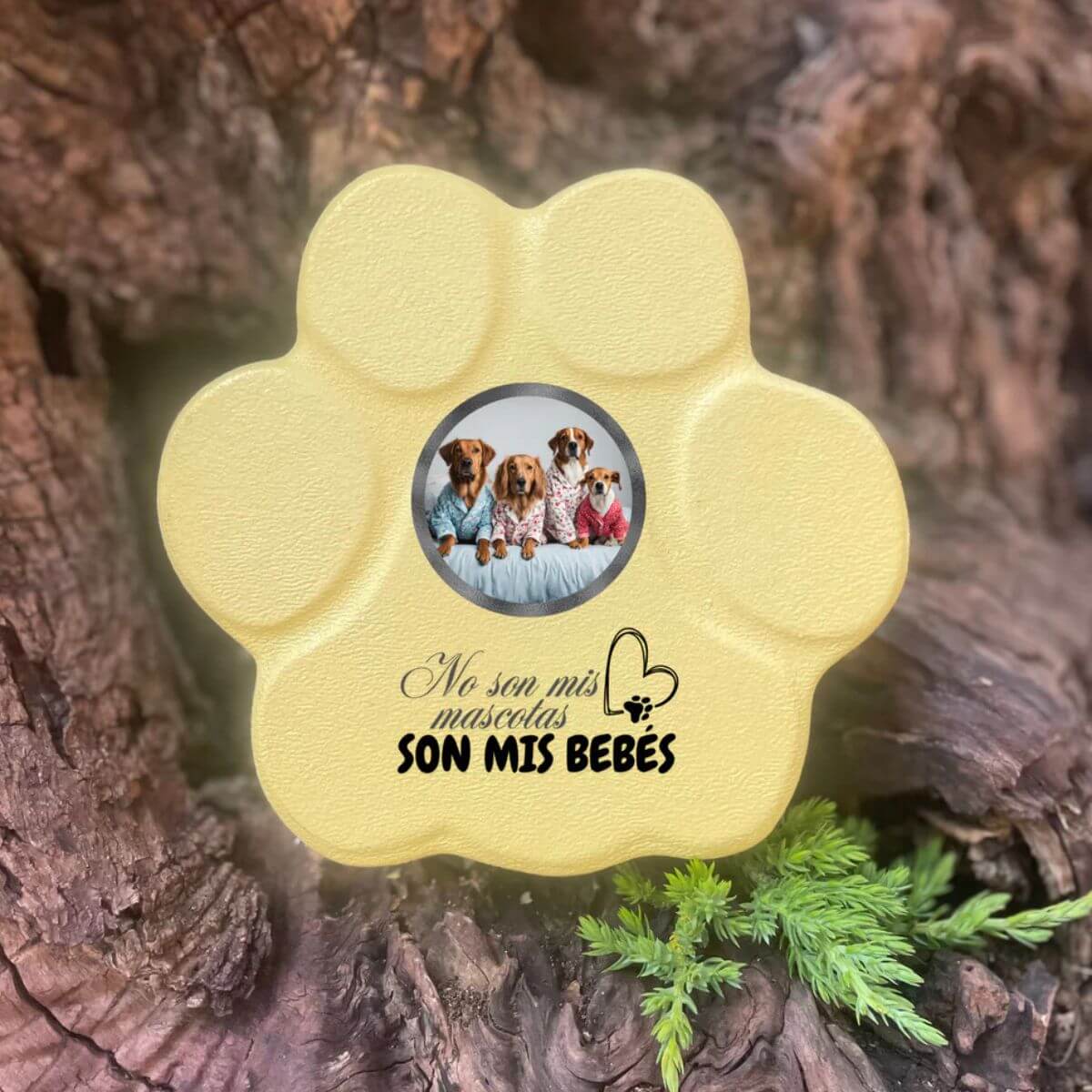 Placa personalizada para mascota pequeña amarilla con foto y frase “Son Mis Bebés”, sin soporte