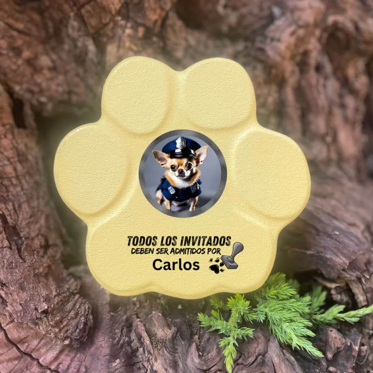 Placa divertida con frase “Todos los invitados deben ser admitidos por...”, tamaño pequeño, color amarillo, sin soporte



