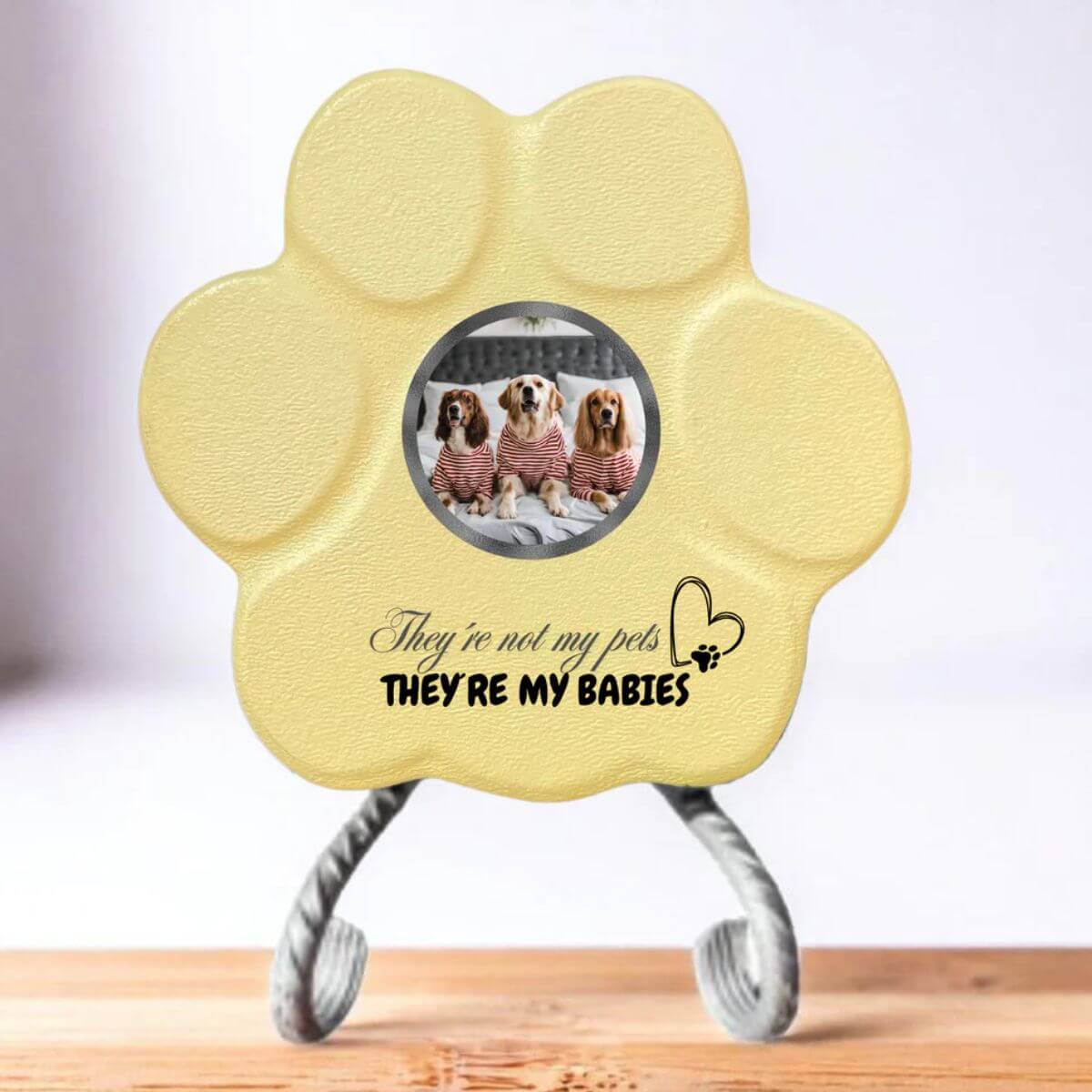 Placa personalizada para mascota pequeña amarilla con foto y frase “They’re not my pets, they’re my babies”, con soporte