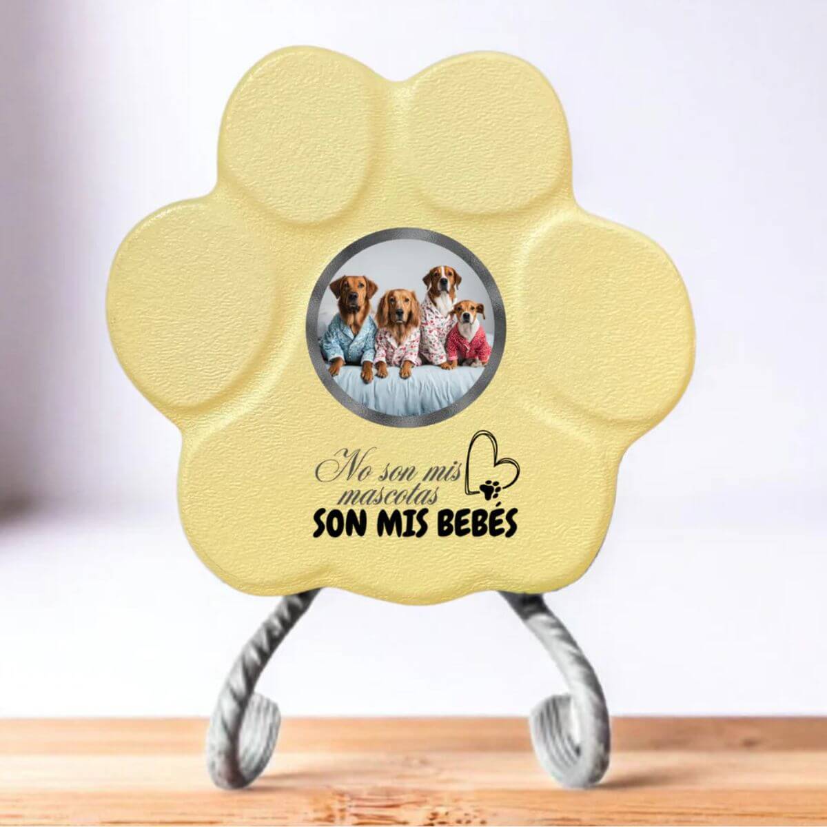 Placa personalizada para mascota pequeña amarilla con foto y frase “Son Mis Bebés”, con soporte