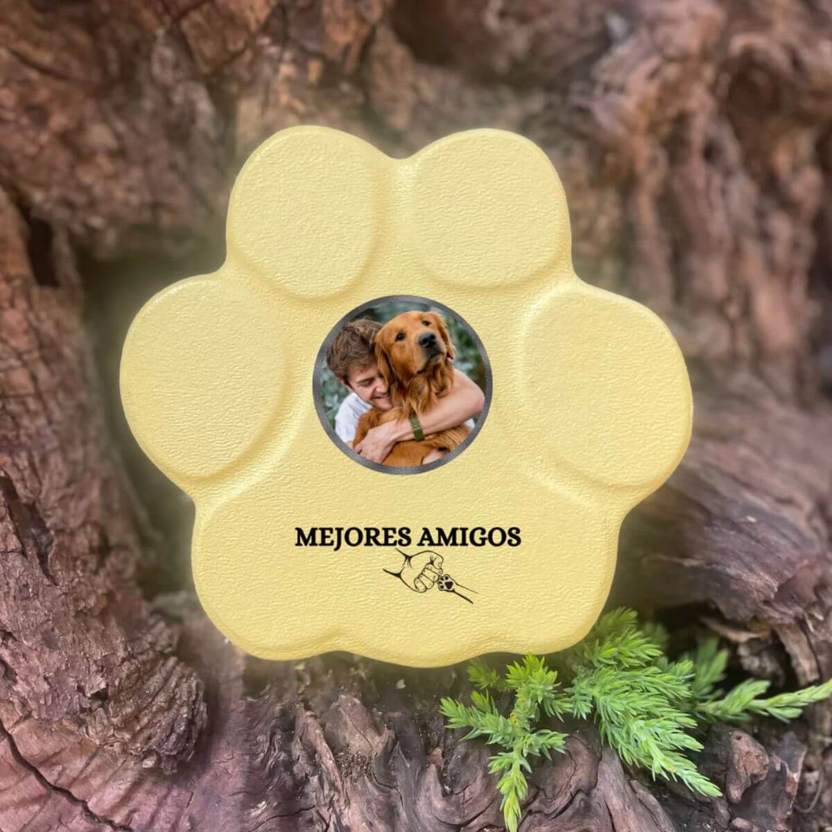 Huella de piedra personalizada pequeña amarillo sin soporte, foto de un hombre con su perro y la frase "Mejores Amigos".