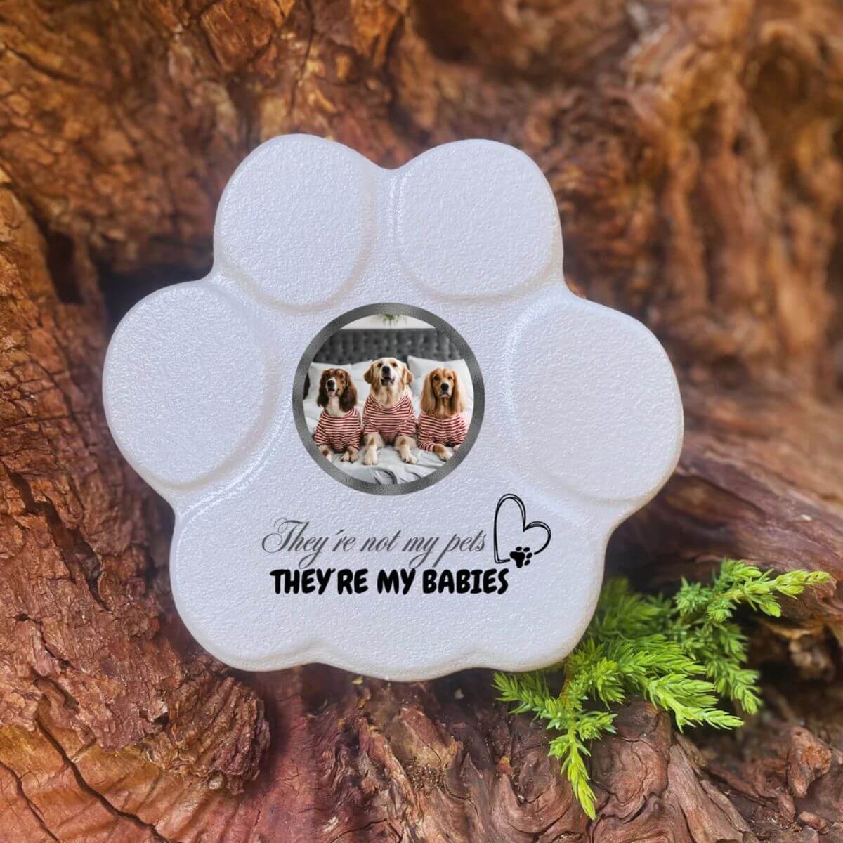 Placa personalizada para mascota pequeña gris con foto y frase “They’re not my pets, they’re my babies”, sin soporte