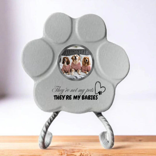 Huella de piedra pequeña gris con soporte, personalizada con foto y frase “No son mis mascotas, son mis bebés” — un regalo especial para tu mascota.

