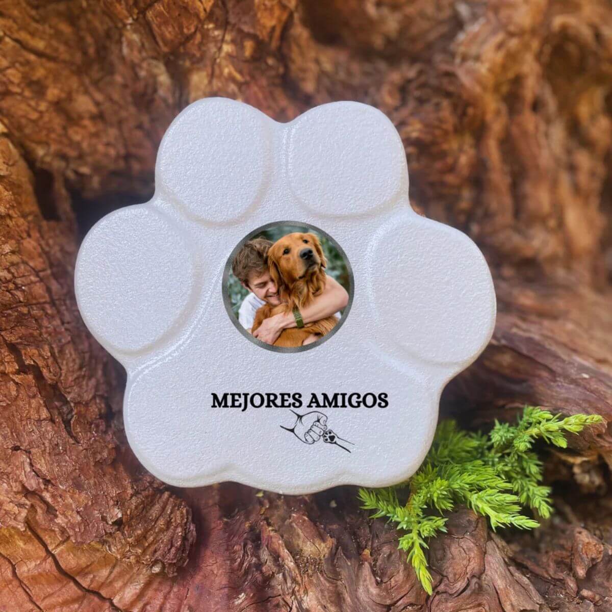 Huella de piedra personalizada pequeña gris sin soporte, foto de un hombre con su perro y la frase "Mejores Amigos".