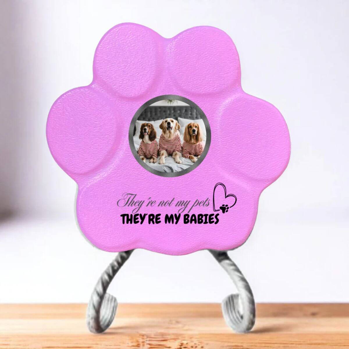 Placa personalizada para mascota pequeña rosa con foto y frase “They’re not my pets, they’re my babies”, con soporte