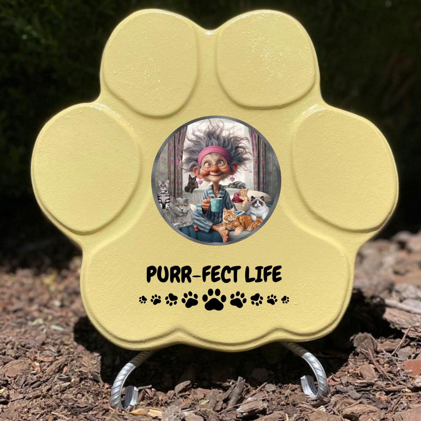 Huella de piedra 'Purr-fect Life' en color amarillo, tamaño grande, con soporte para decoración de jardín o hogar.