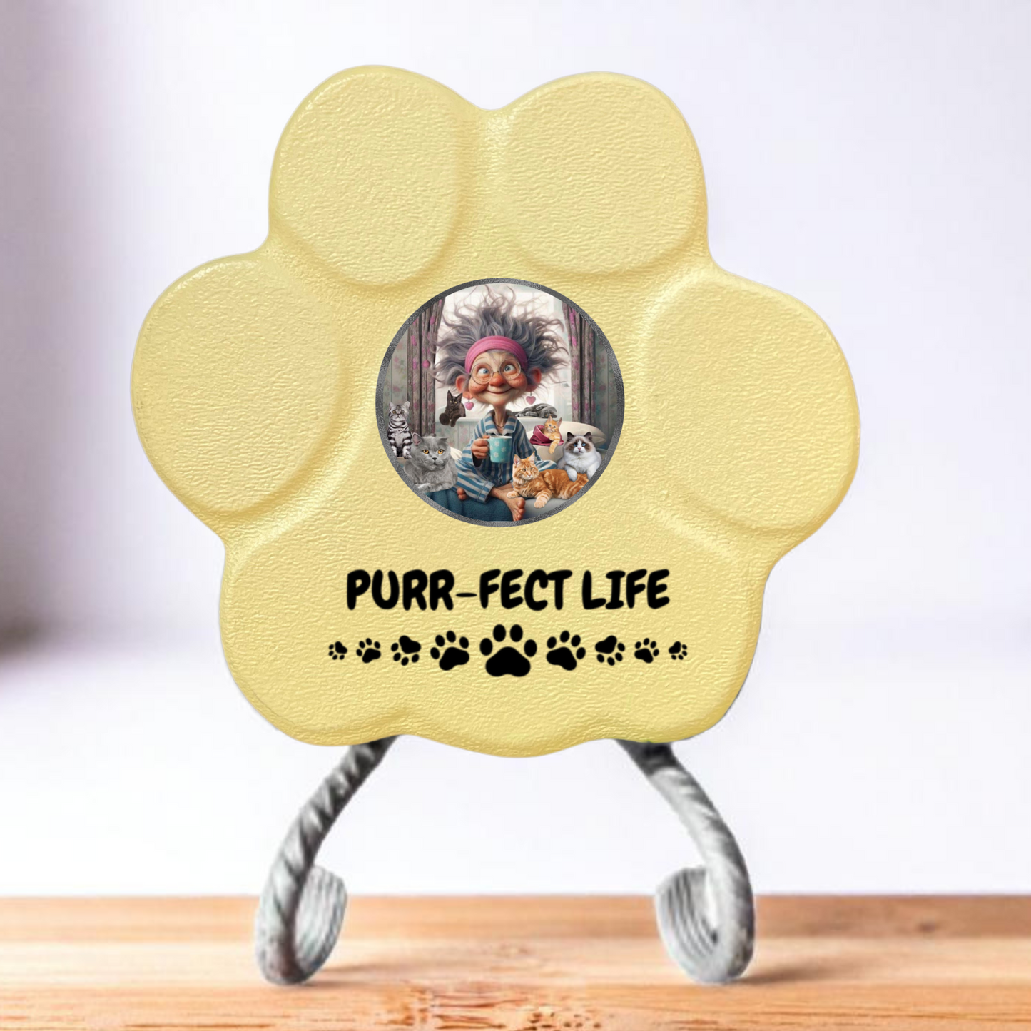 Huella de piedra 'Purr-fect Life' en color amarillo, tamaño pequeña, con soporte para decoración de jardín o hogar.
