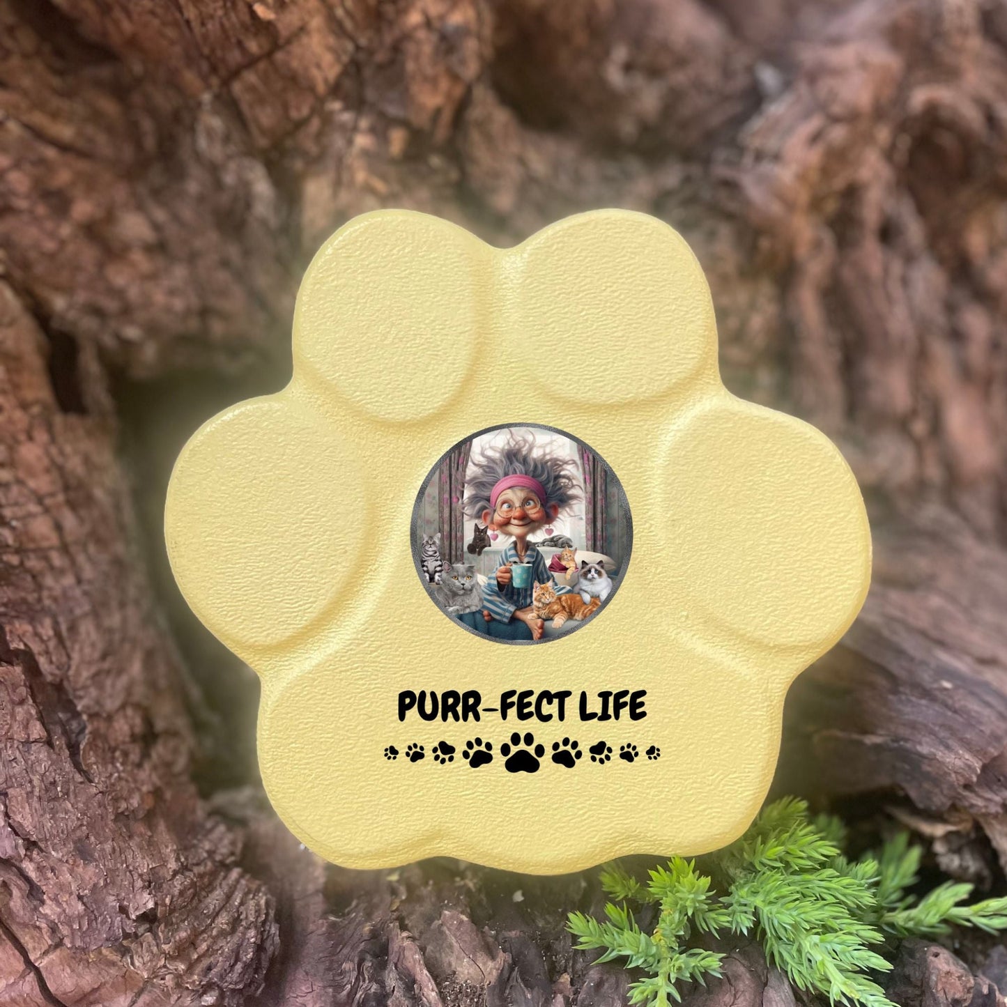 Huella de piedra 'Purr-fect Life' en color amarillo, tamaño pequeña, sin soporte para decoración de jardín o hogar.