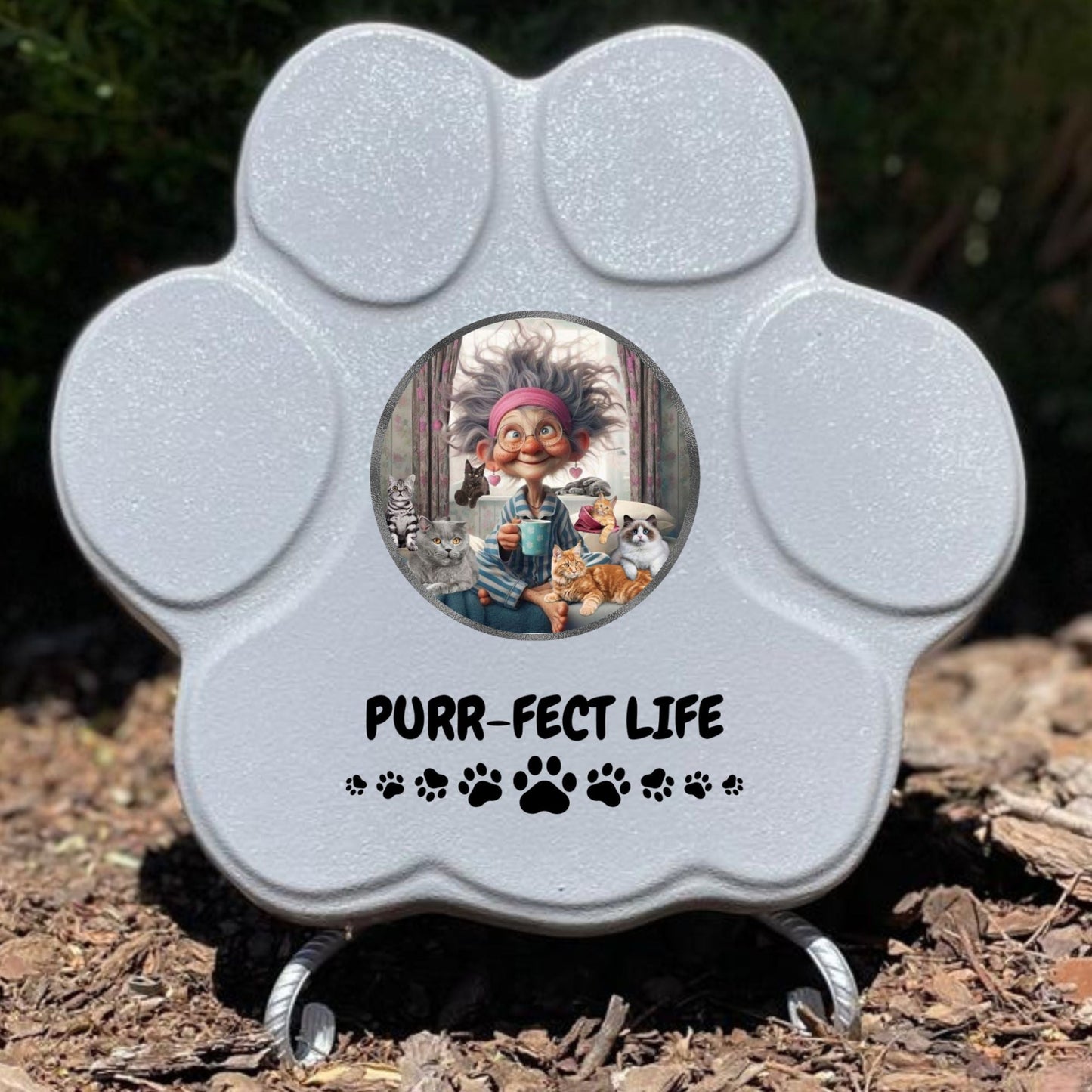 Huella de piedra 'Purr-fect Life' en color gris, tamaño grande, con soporte para decoración de jardín o hogar.

