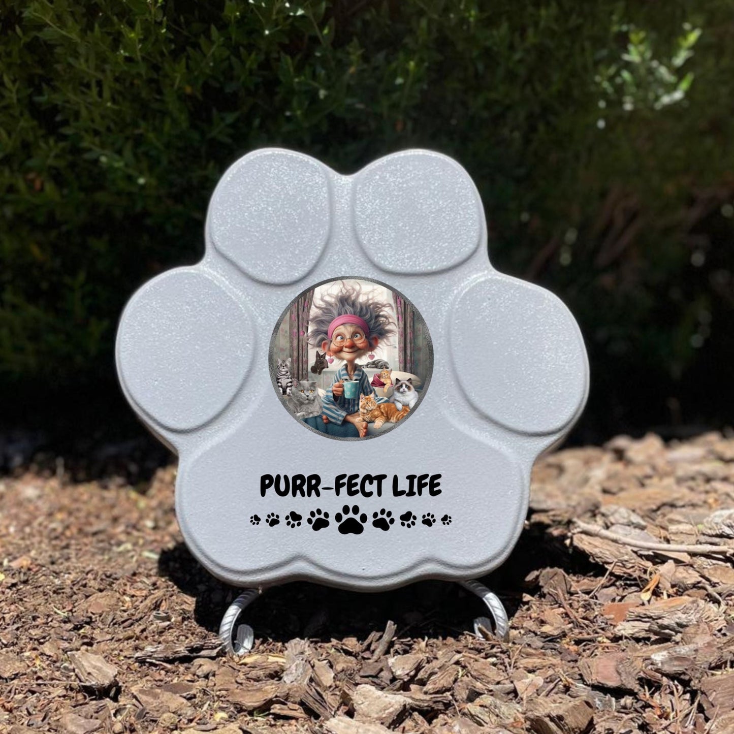 Huella de piedra 'Purr-fect Life' en color gris, tamaño mediano, con soporte para decoración de jardín o hogar.

