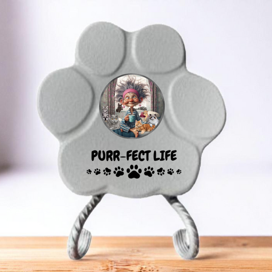 Huella de piedra 'Purr-fect Life' en color gris, tamaño pequeña, con soporte para decoración de jardín o hogar.