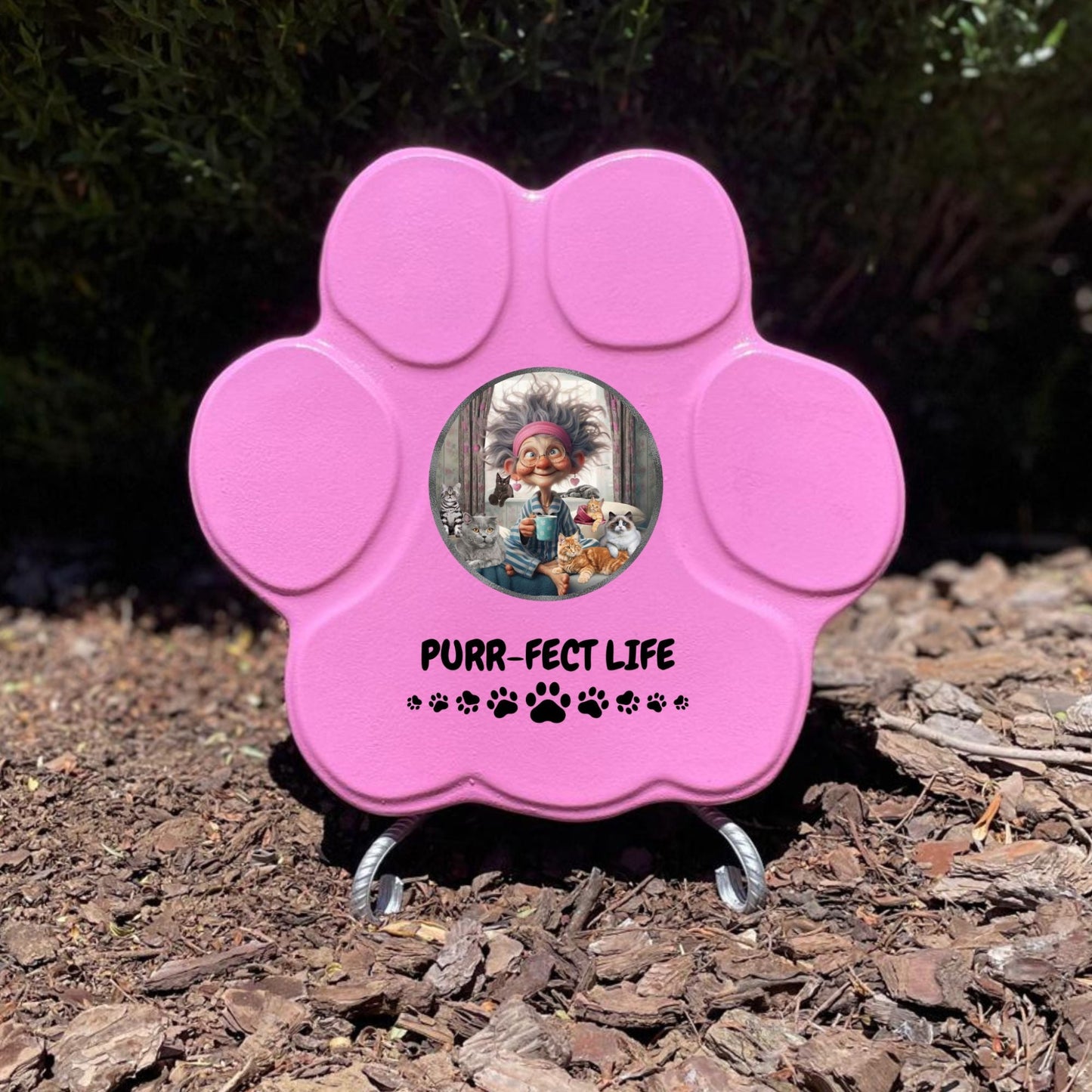 Huella de piedra 'Purr-fect Life' en color rosa, tamaño mediano, con soporte para decoración de jardín o hogar.

