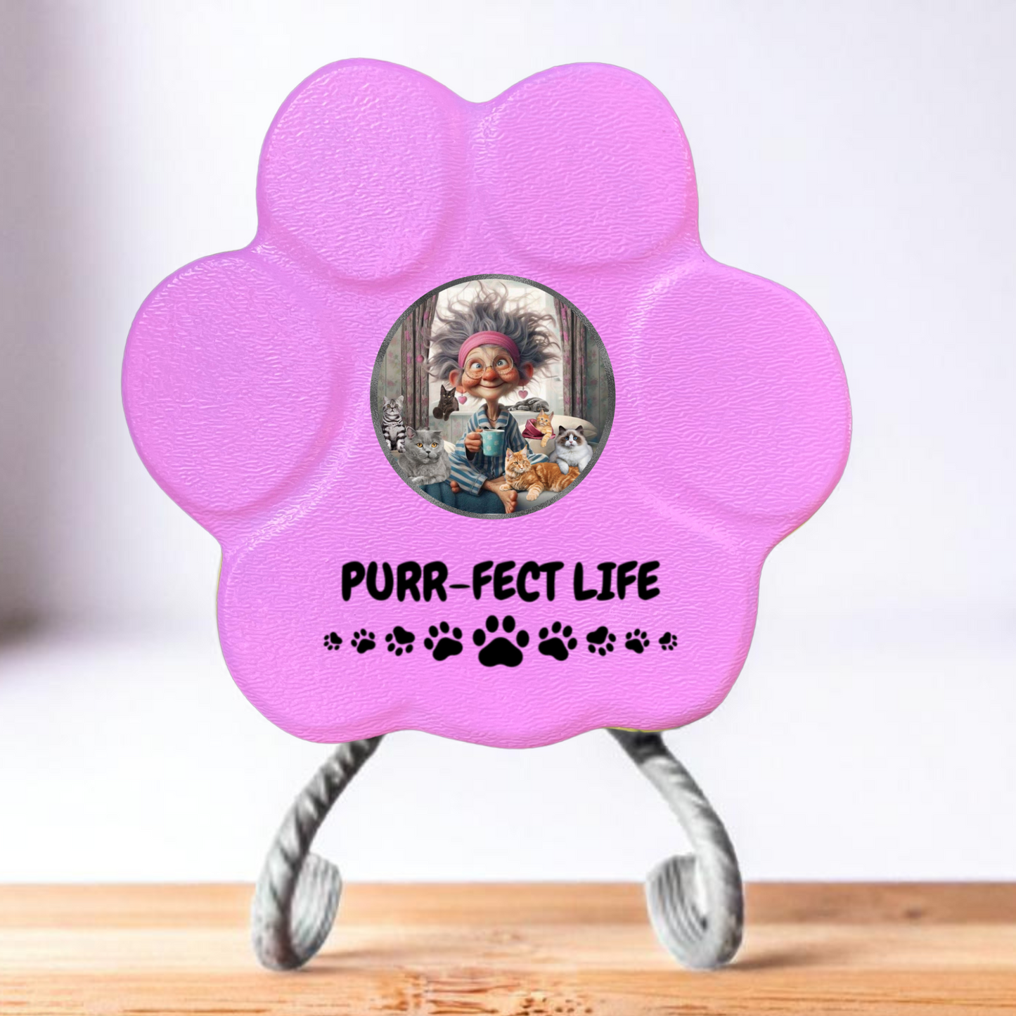 Huella de piedra 'Purr-fect Life' en color rosa, tamaño pequeña, con soporte para decoración de jardín o hogar.