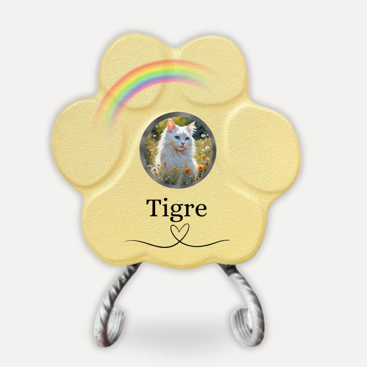 Placa conmemorativa personalizada para gato con foto y nombre Tigre en huella de hormigón amarilla con soporte decorativo y arcoíris simbólico para recuerdo de gato fallecido