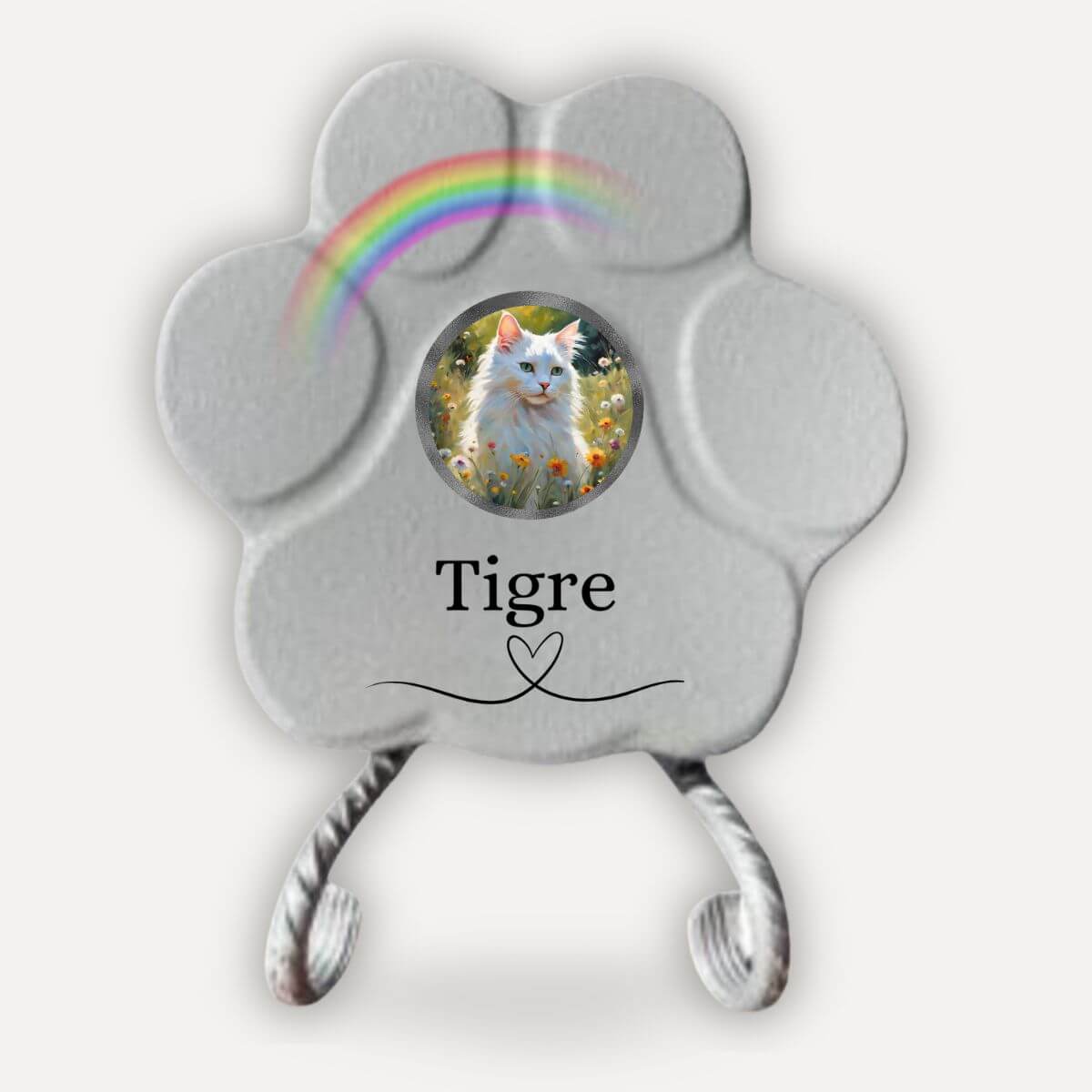 Placa conmemorativa personalizada para gato con foto y nombre Tigre en huella de hormigón gris con soporte decorativo y arcoíris simbólico para recuerdo de gato fallecido