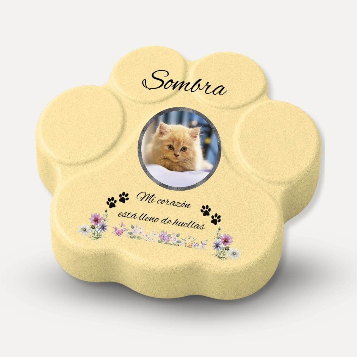 Lápida con forma de huella para gato personalizada con foto, nombre y flores decorativas en color amarilla