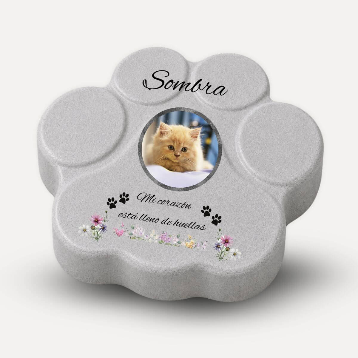 Lápida con forma de huella para gato personalizada con foto, nombre y flores decorativas en color gris