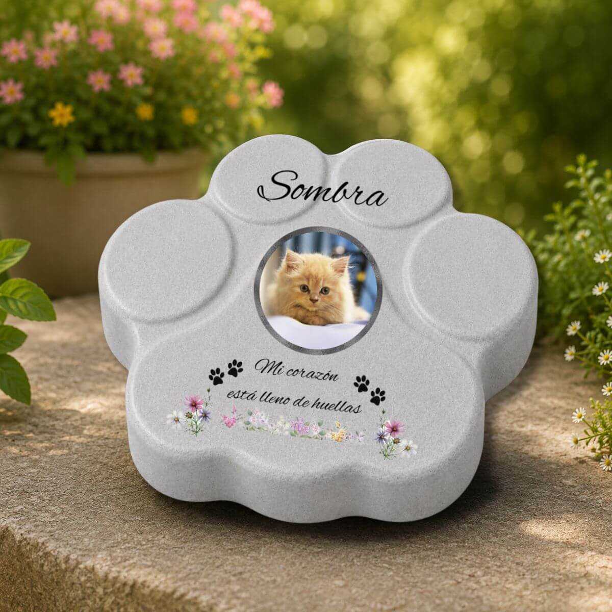 Lápida para jardín de gato personalizada con foto, nombre y flores sobre huella gris de hormigón
