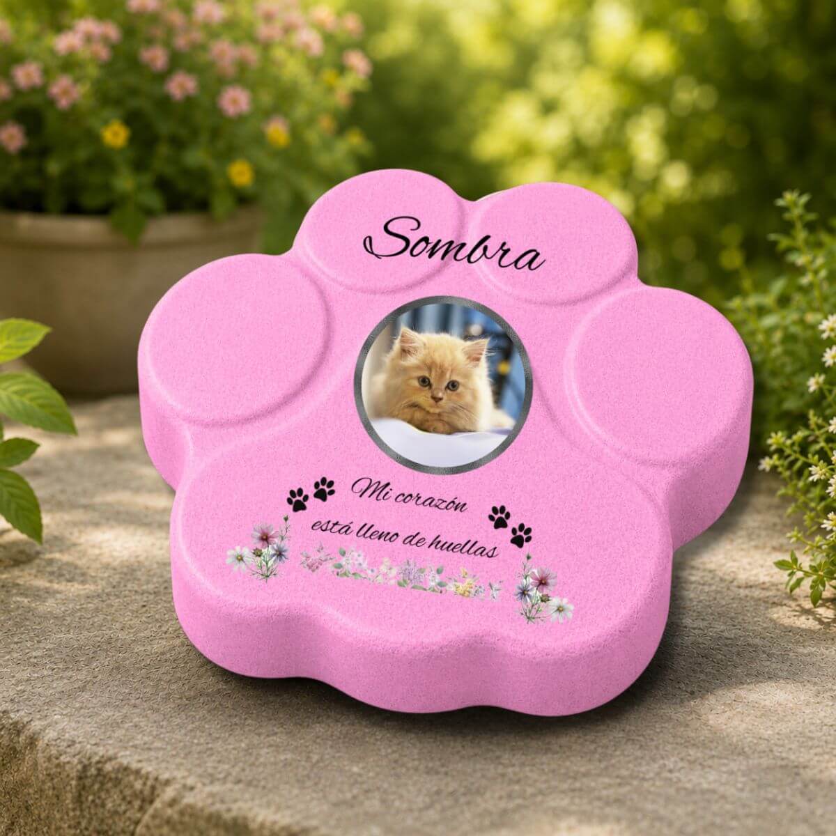 Lápida para jardín de gato personalizada con foto, nombre y flores sobre huella rosa de hormigón