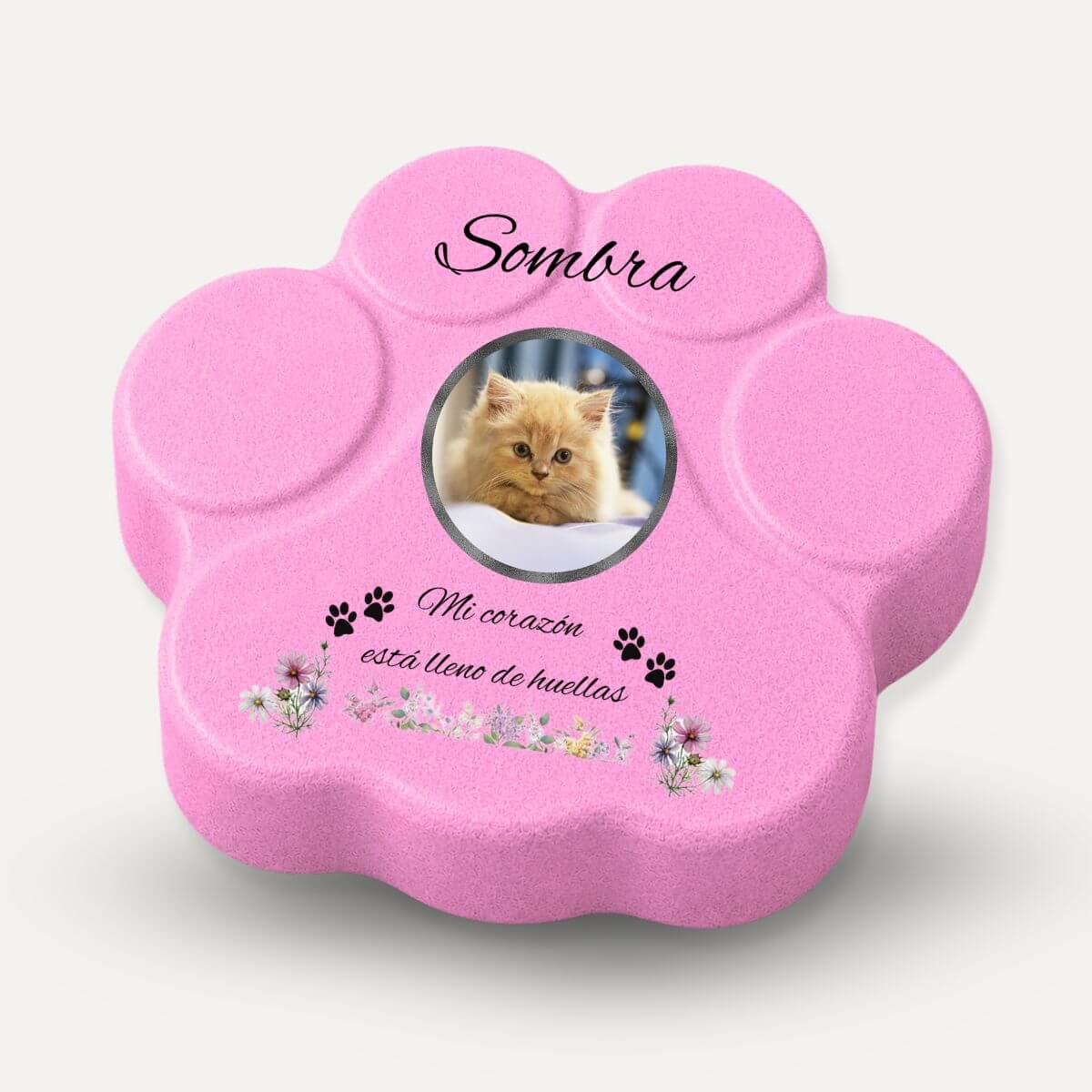 Lápida con forma de huella para gato personalizada con foto, nombre y flores decorativas en color rosa