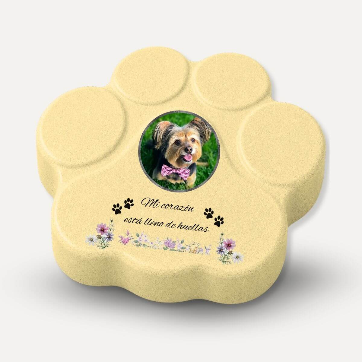 Lápida con forma de huella para perro personalizada con foto y flores decorativas en acabado amarilla tipo piedra