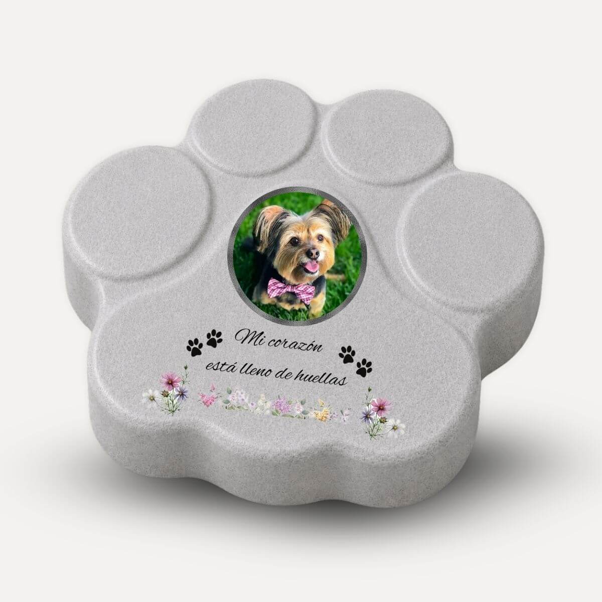 Lápida con forma de huella para perro personalizada con foto y flores decorativas en acabado gris tipo piedra