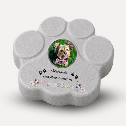 Lápida con forma de huella para perro personalizada con foto y flores decorativas en acabado gris tipo piedra