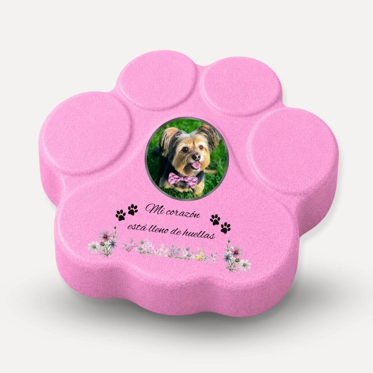 Lápida con forma de huella para perro personalizada con foto y flores decorativas en acabado rosa tipo piedra
