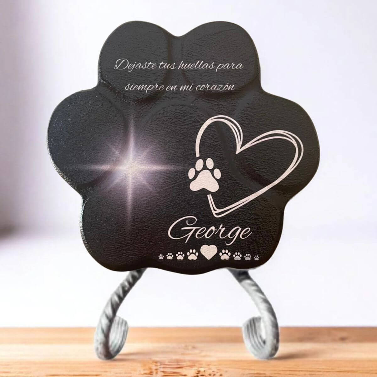 Lápida con soporte para mascotas en hormigón negro, personalizada con nombre y estrella decorativa
