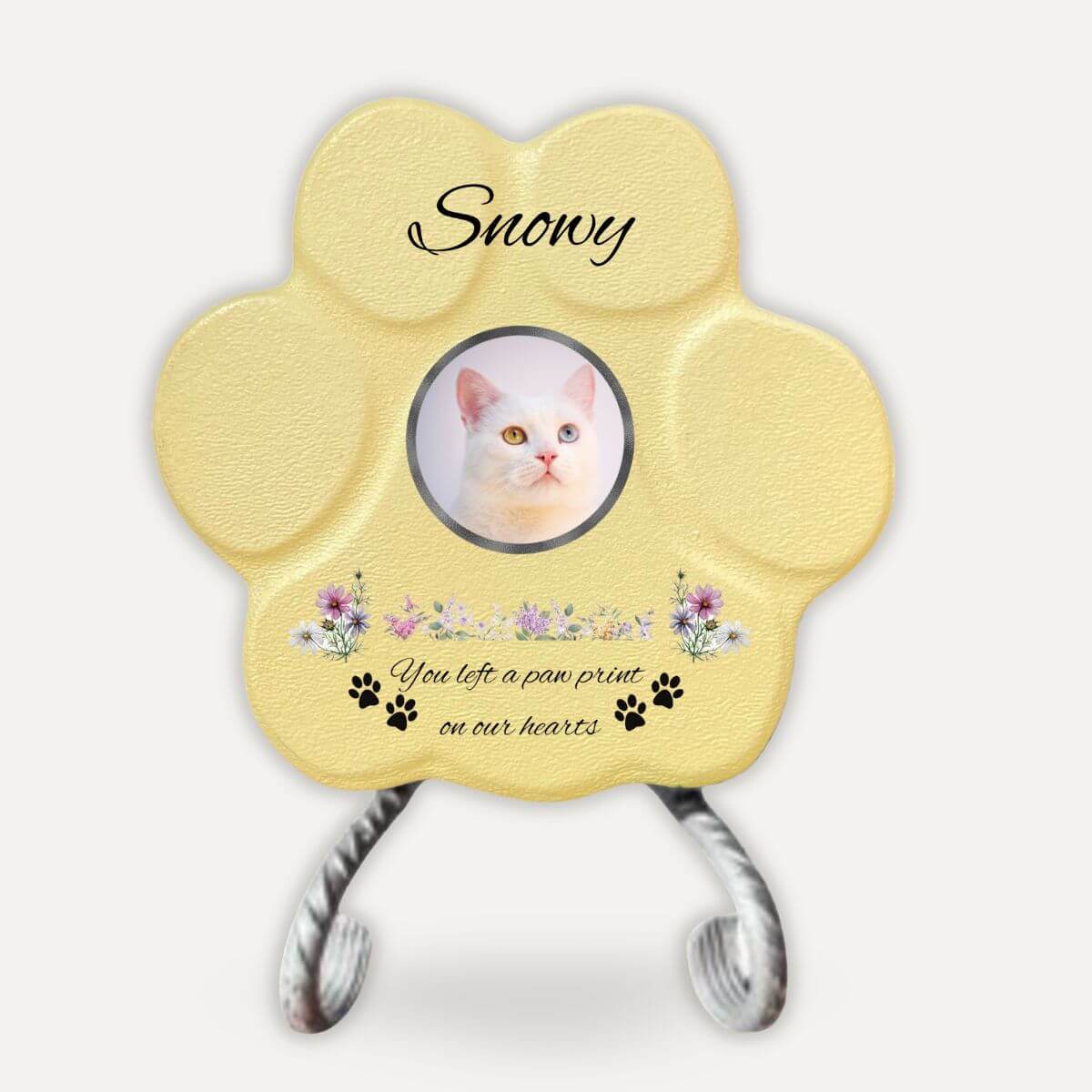 Lápida para gato con soporte, foto personalizada y frase de recuerdo sobre huella amarilla con flores decorativas