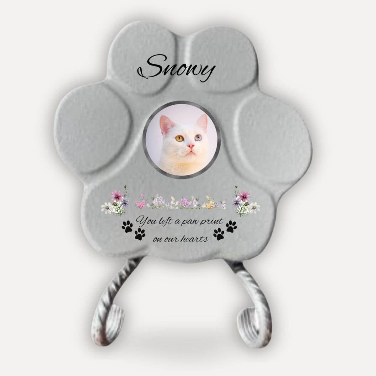 Lápida para gato con soporte, foto personalizada y frase de recuerdo sobre huella gris con flores decorativas