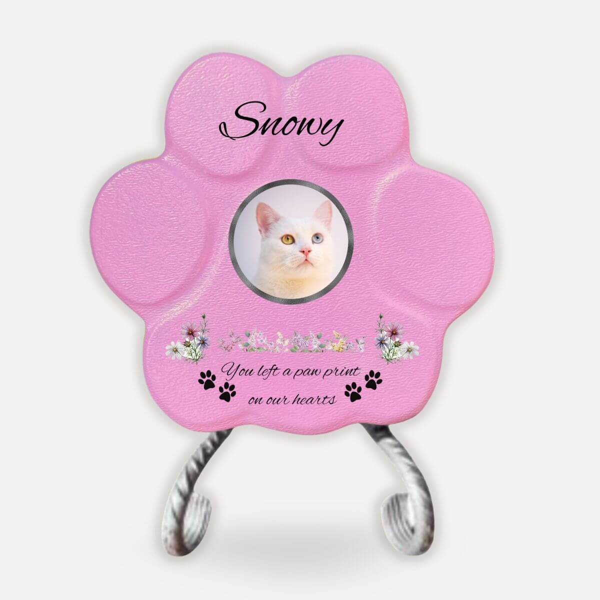 Lápida para gato con soporte, foto personalizada y frase de recuerdo sobre huella rosa con flores decorativas