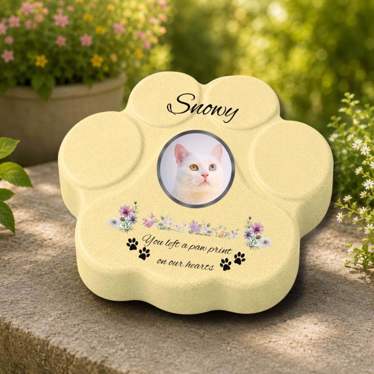 Memorial para jardín de gato con foto, frase emotiva y diseño de huellas sobre piedra amarilla