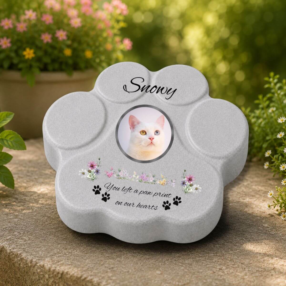 Memorial para jardín de gato con foto, frase emotiva y diseño de huellas sobre piedra gris