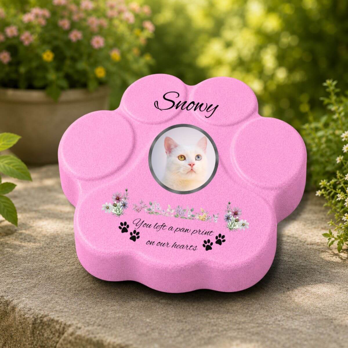 Memorial para jardín de gato con foto, frase emotiva y diseño de huellas sobre piedra rosa