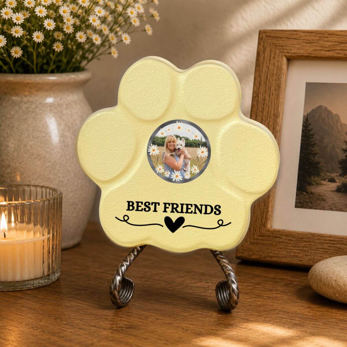Placa personalizada "Best Friends" decorando el interior de un hogar en color amarilla.