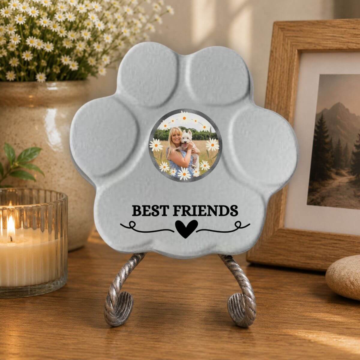 Placa personalizada "Best Friends" decorando el interior de un hogar en color gris.