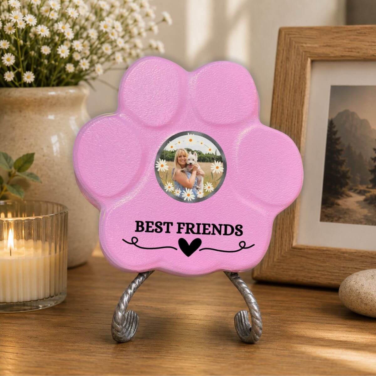 Placa personalizada "Best Friends" decorando el interior de un hogar en color rosa.