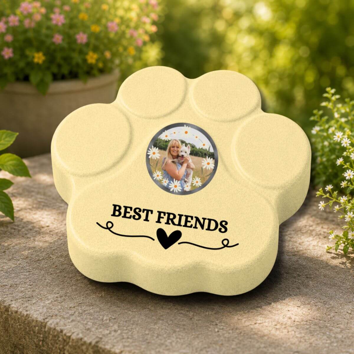 Placa personalizada "Best Friends" con foto para mujeres y sus mascotas en un jardín en color amarilla.
