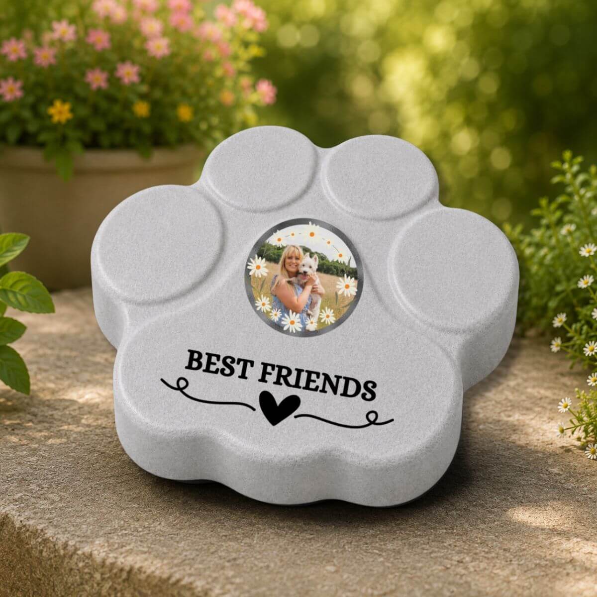 Placa personalizada "Best Friends" con foto para mujeres y sus mascotas en un jardín en color gris.