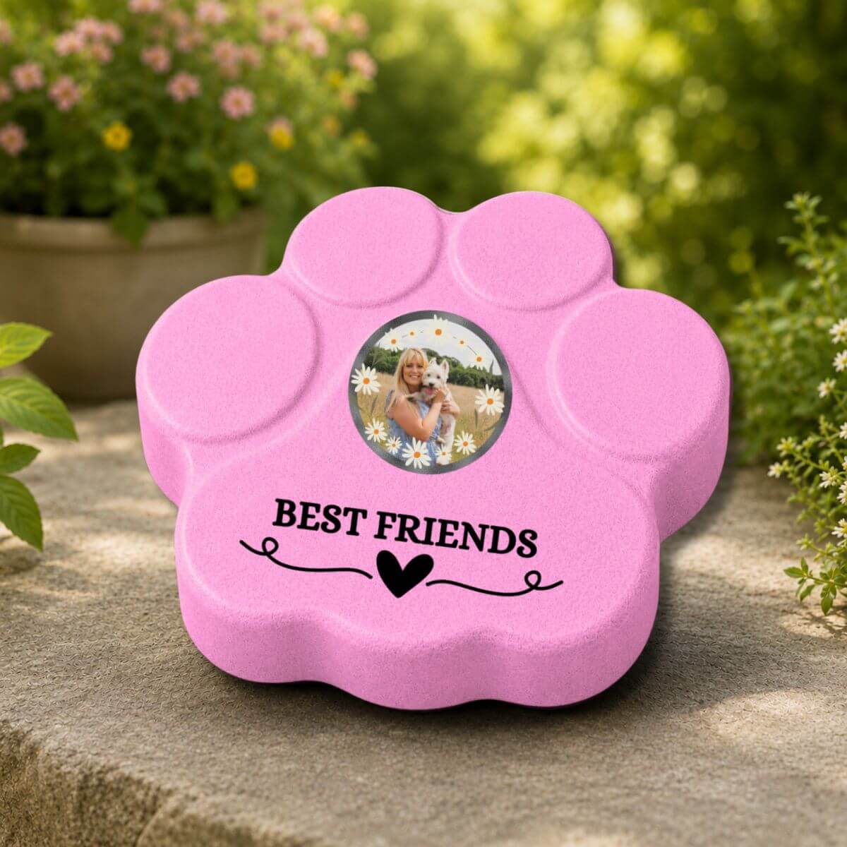 Placa personalizada "Best Friends" con foto para mujeres y sus mascotas en un jardín en color rosa.