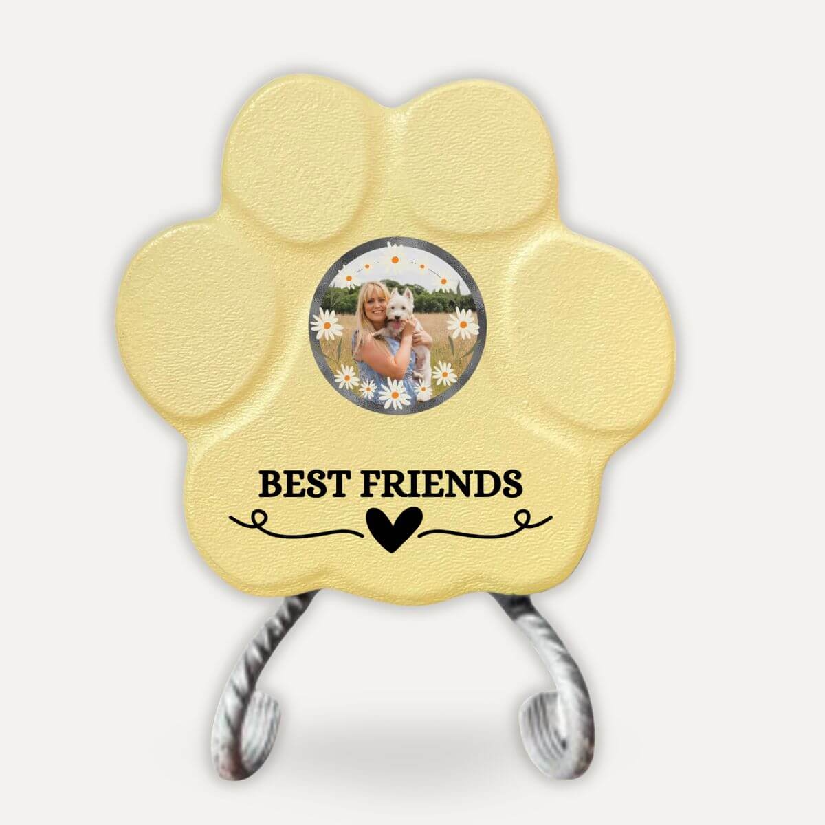 Placa personalizada "Best Friends" con foto para mujeres y sus mascotas sobre soporte en color amarilla.