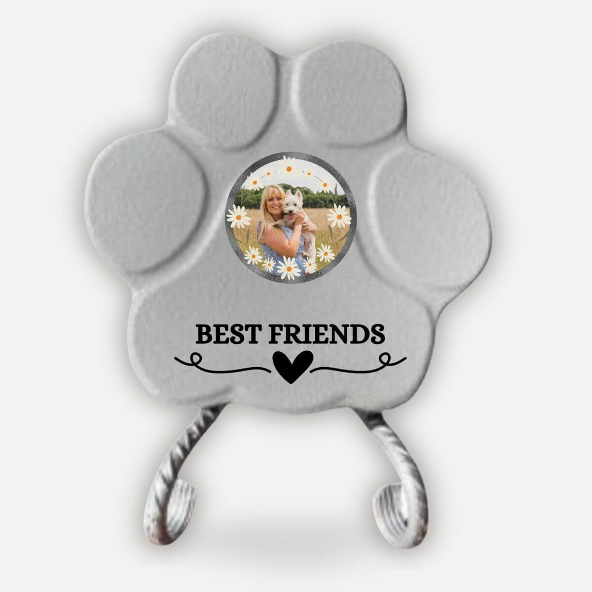 Placa personalizada "Best Friends" con foto para mujeres y sus mascotas sobre soporte en color gris.