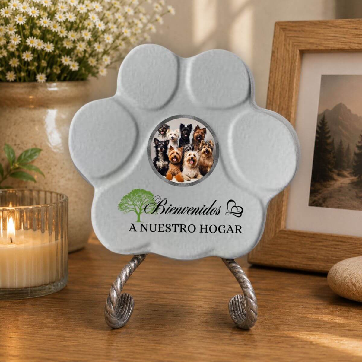 Placa personalizada "Bienvenidos a Nuestro Hogar" decorando el interior de un hogar con soporte color gris.